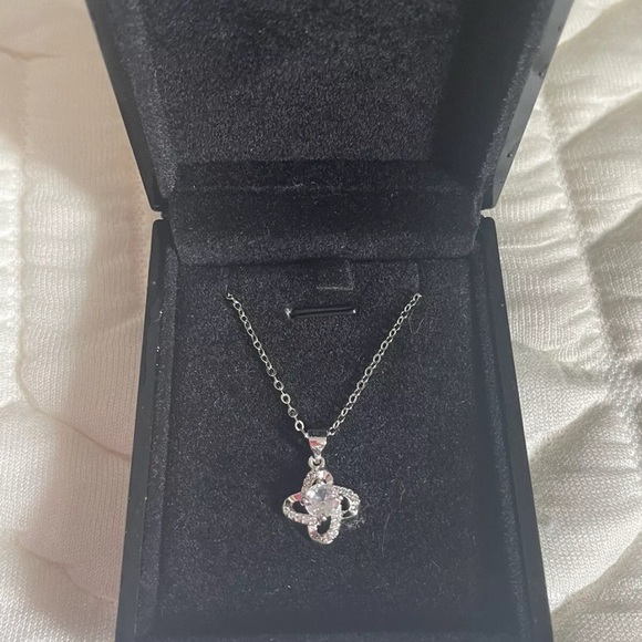 Silver Tone Necklace - Picture 1 of 1